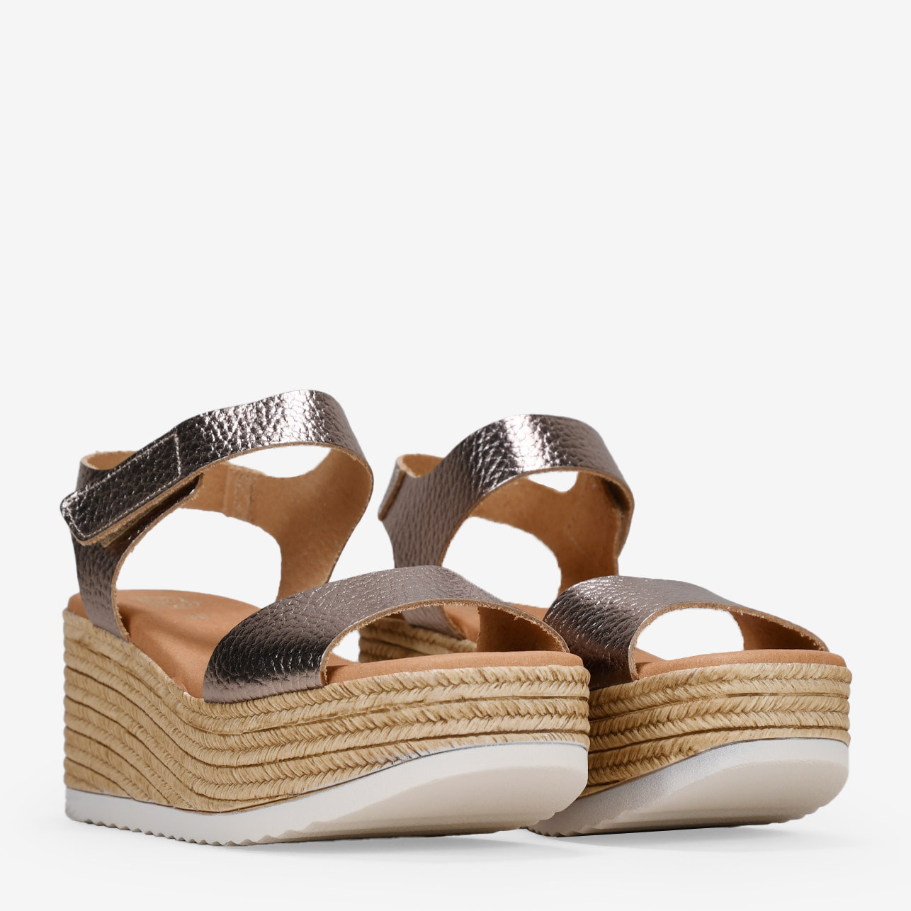 Sandalias metalizadas con cuña de esparto