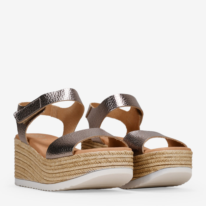 Sandalias metalizadas con cuña de esparto
