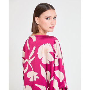 Blusa con maniche asimmetriche e grande fiore di bouganville