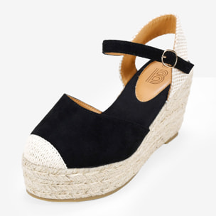 Alpargatas negras con pulsera y cuña de esparto