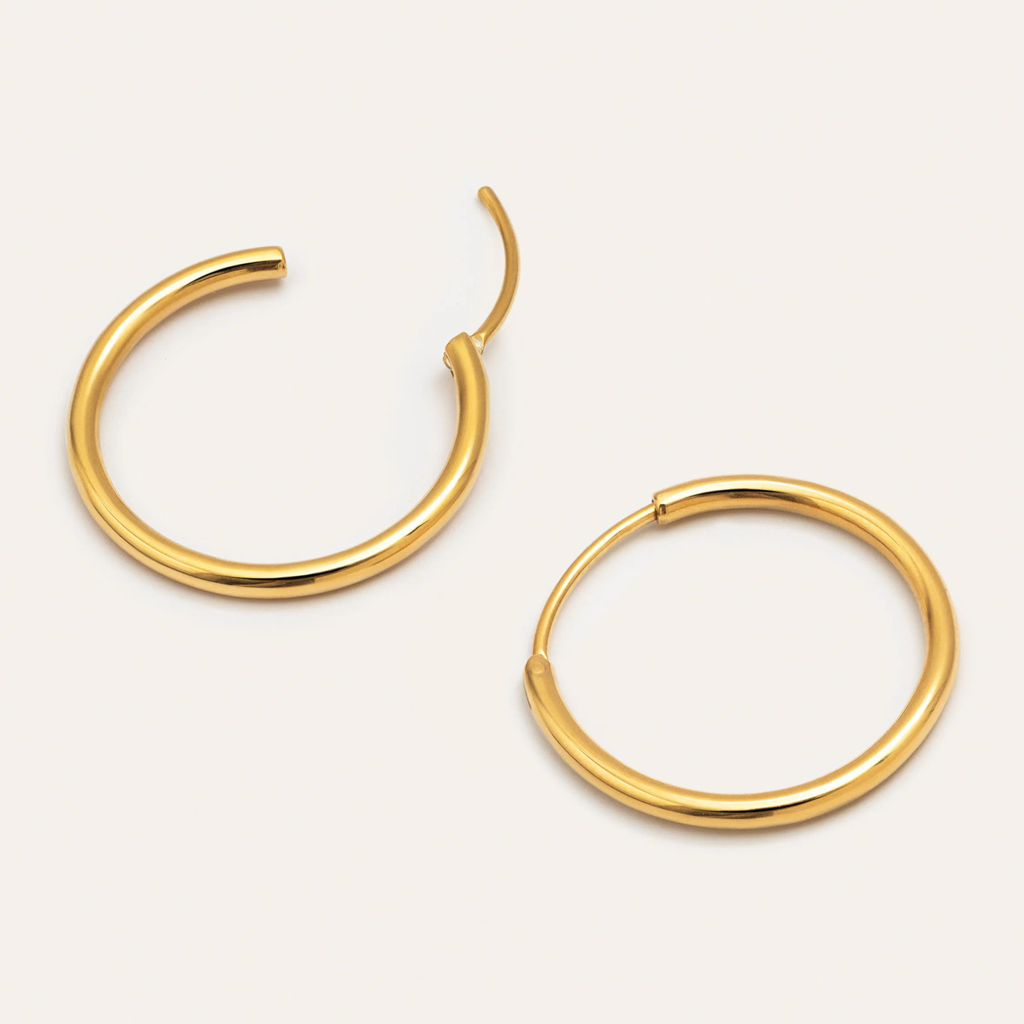 Orecchino Maria M  in Acciaio Placcato Oro