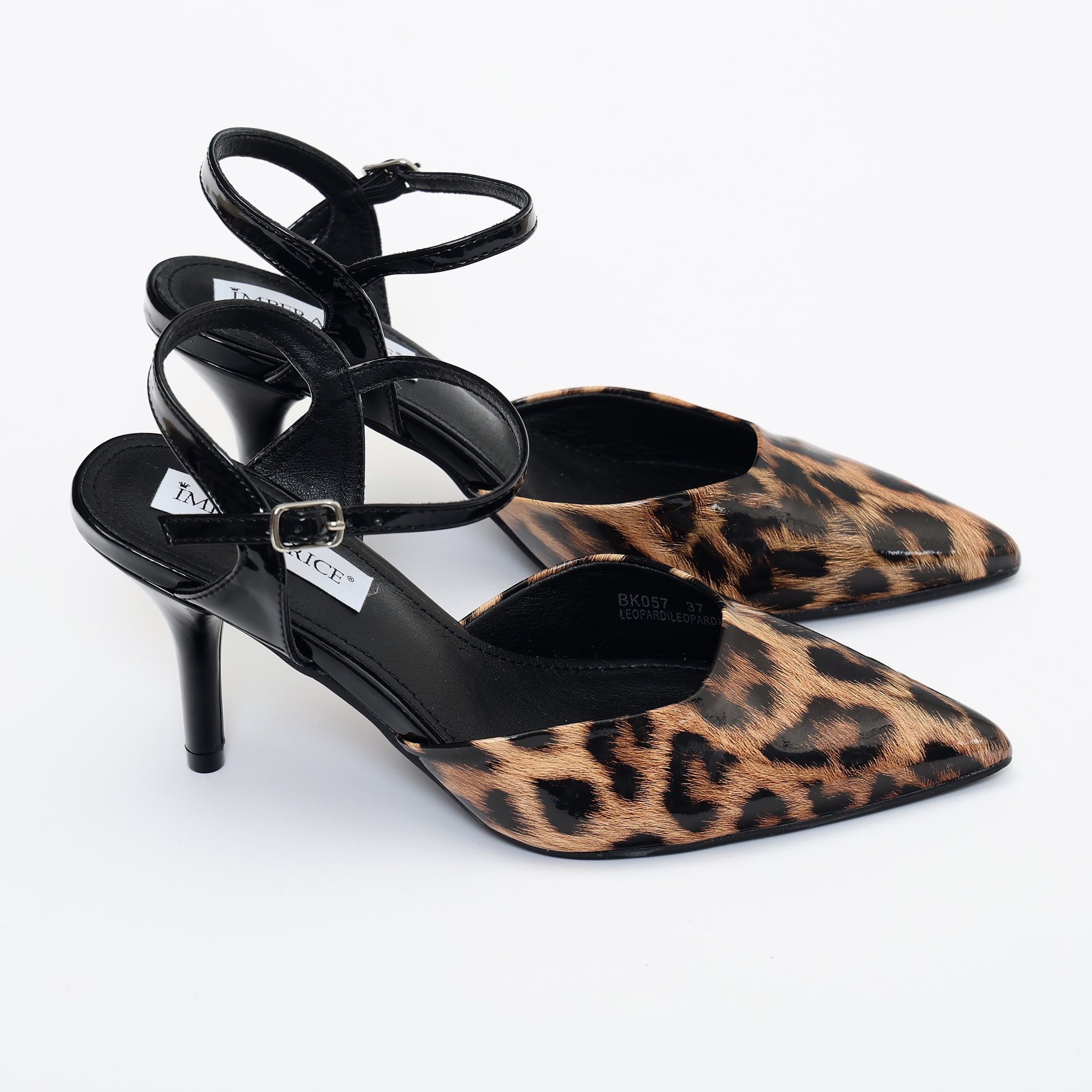 Sandali in simil pelle verniciata con tacco