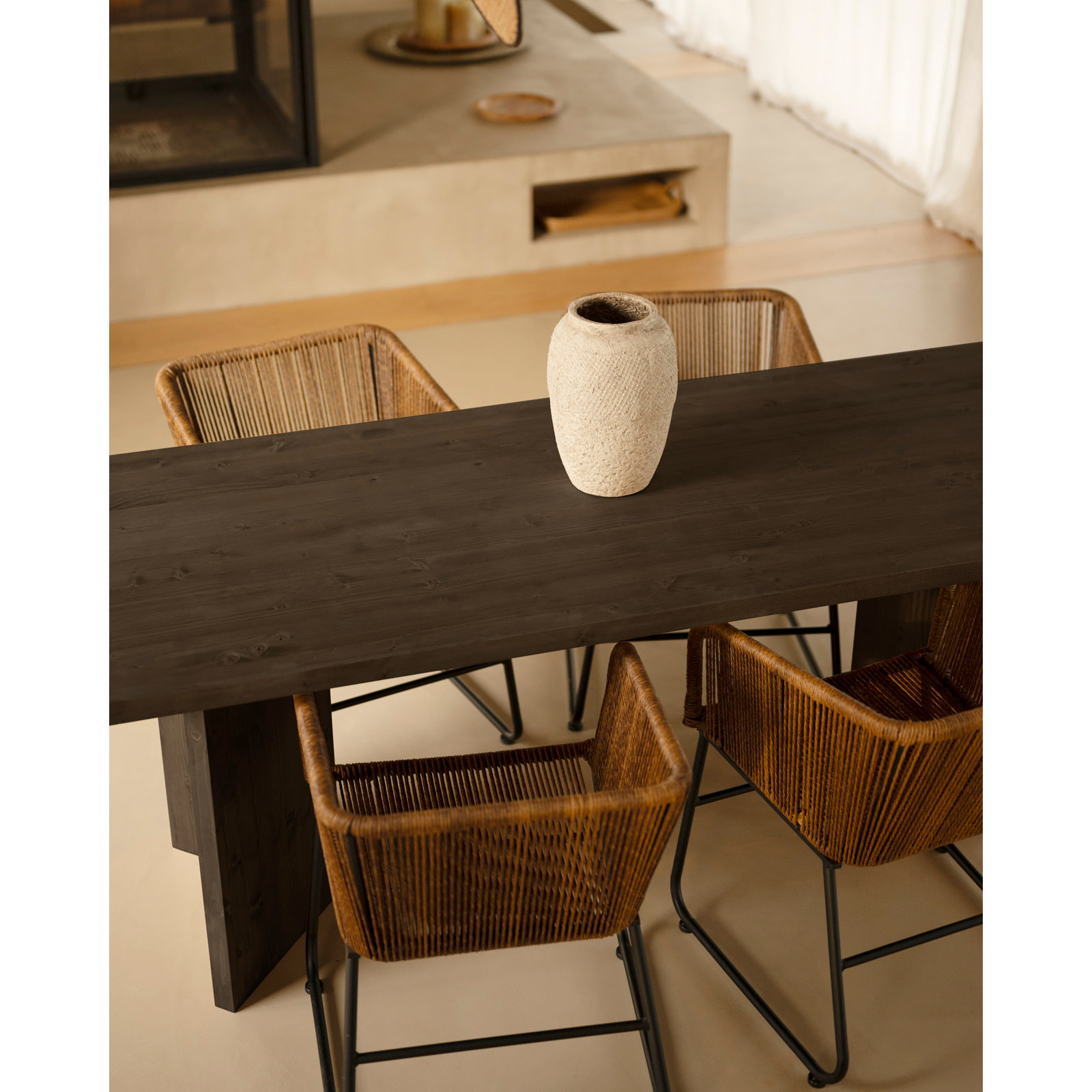 Table de salle à manger en bois massif en ton noir en différentes tailles