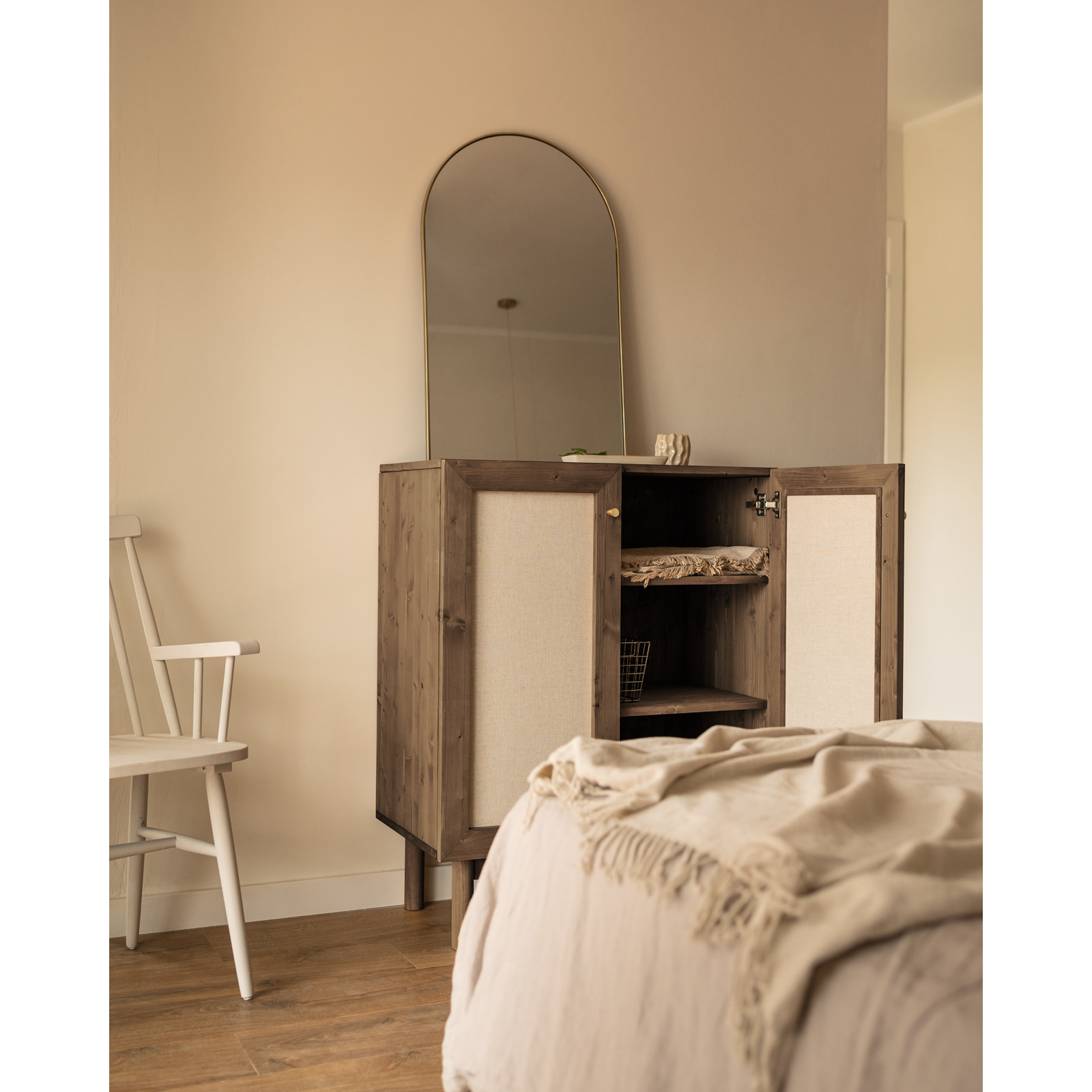 Buffet en bois de sapin et toile de lin ton noyer 100x80 Hauteur: 100 Longueur: 80 Largeur: 40