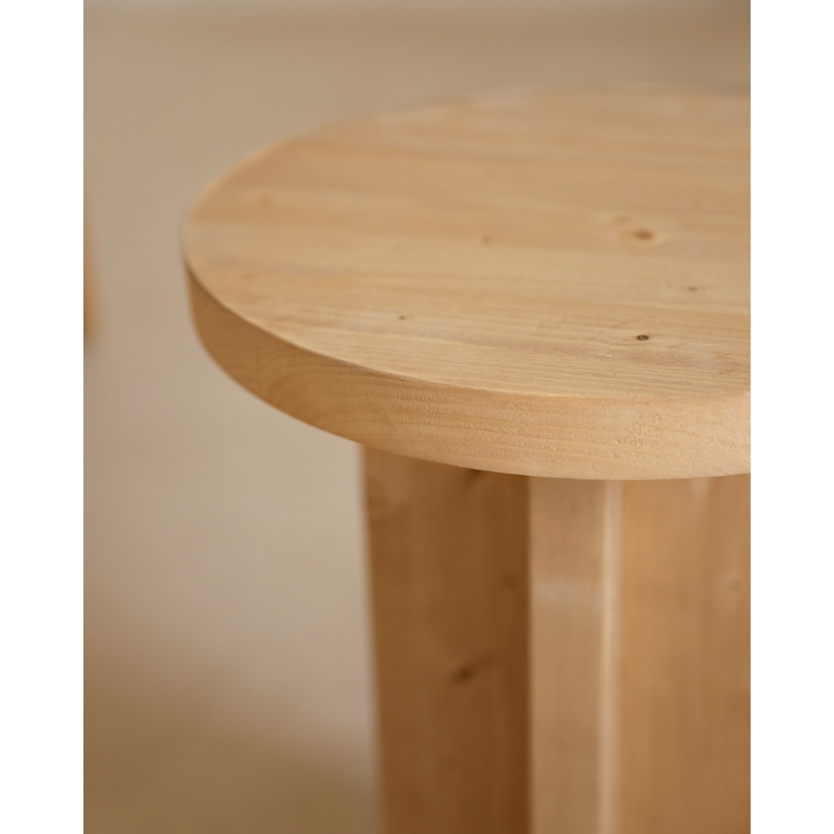 Tabouret en bois massif ton chêne moyen 45x35cm Hauteur: 45 Longueur: 35 Largeur: 35