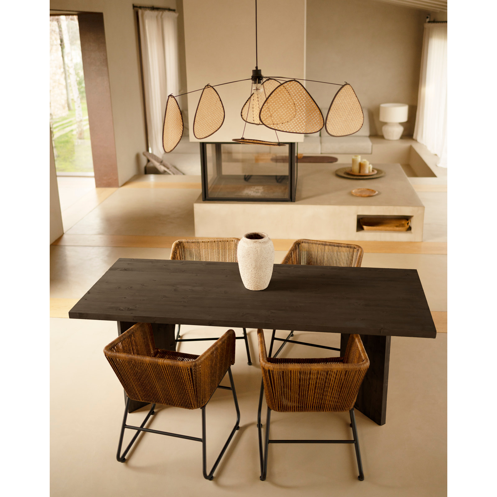 Table de salle à manger en bois massif en ton noir en différentes tailles