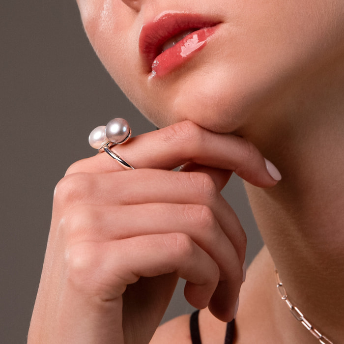 PERLAVIVA - Anello Contrarié in Argento 925 placcato Oro Bianco 18Kt con Perle a Bottone Bianca e Grigia d'Acqua Dolce Ø10/11mm