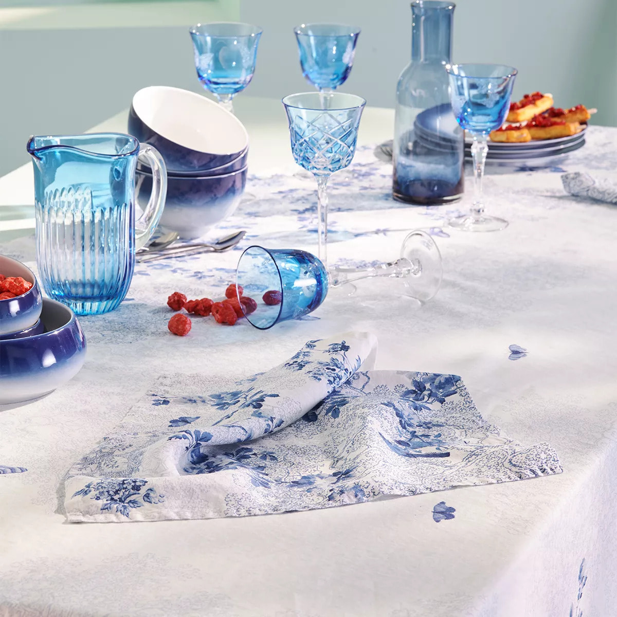 Chemin de table métis lin & coton lavé 190 g/m² imprimé blanc bleu Voliere bleu