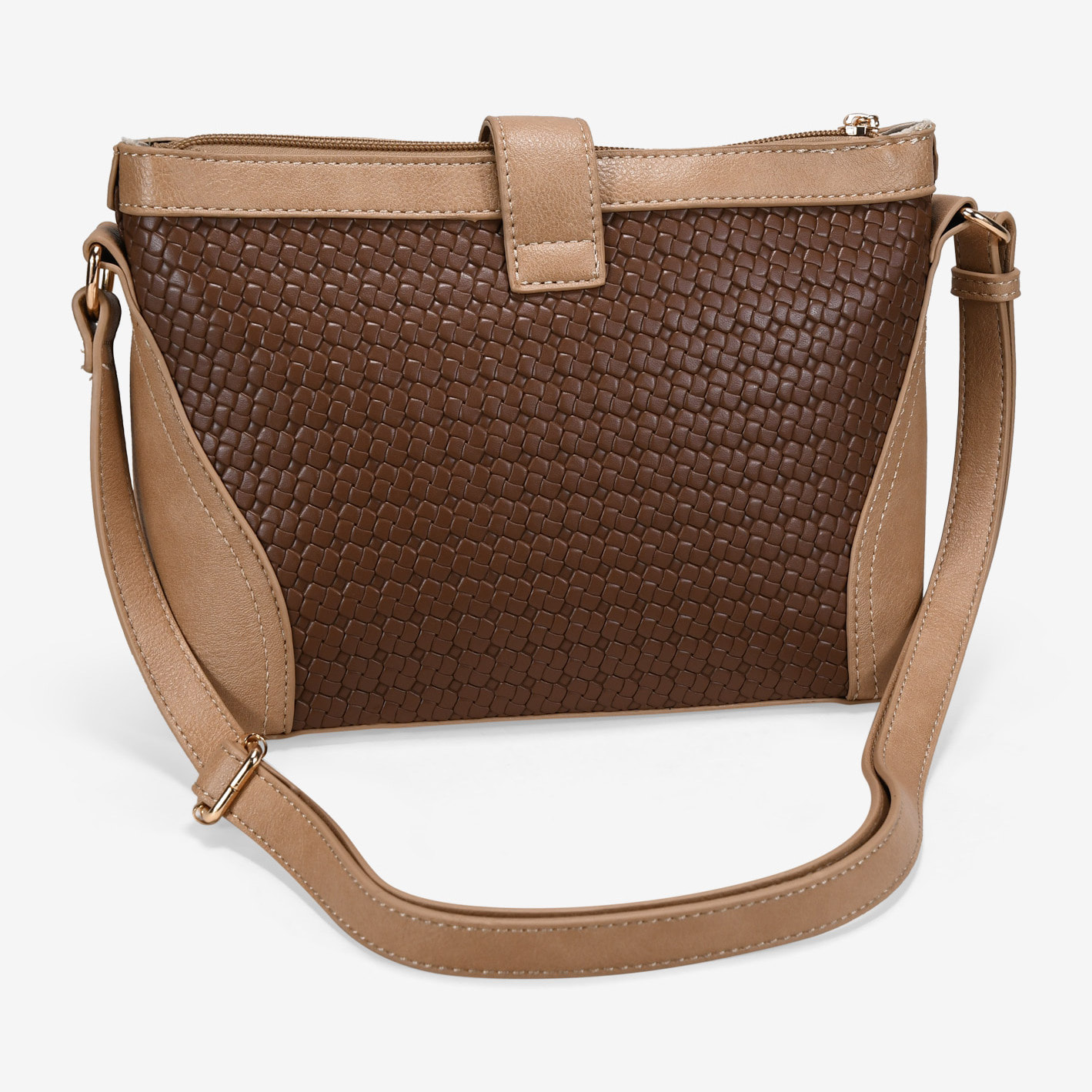 Bolso bandolera marrón con solapa y cremallera