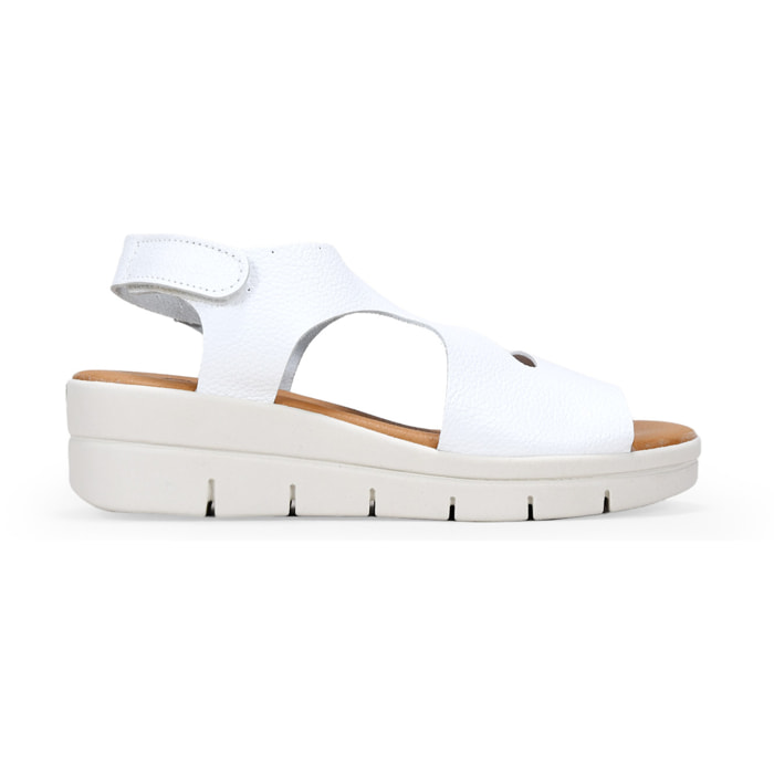 Sandalias de piel blancas con cuña