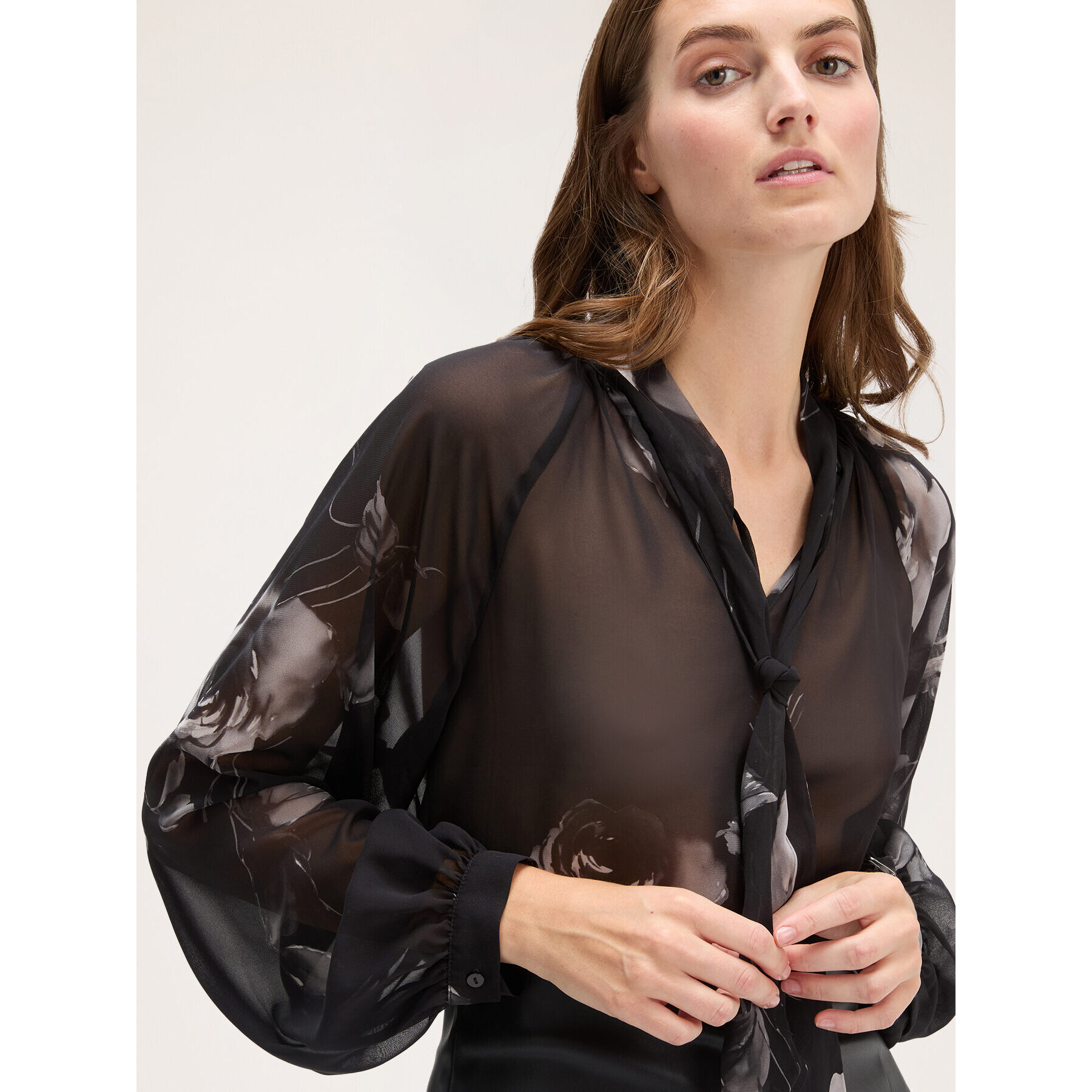 Motivi - Blusa con collo a fusciacca fantasia rose - Nero