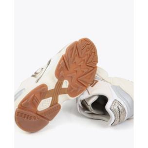 Scarpa sportiva con suola in stile running, caratterizzata da tessuti abbinati e dettagli in pelle.