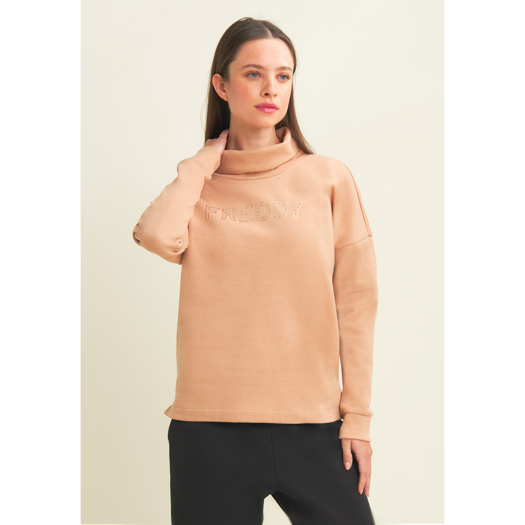 Tuta con collo risvoltabile e logo decorato da borchie