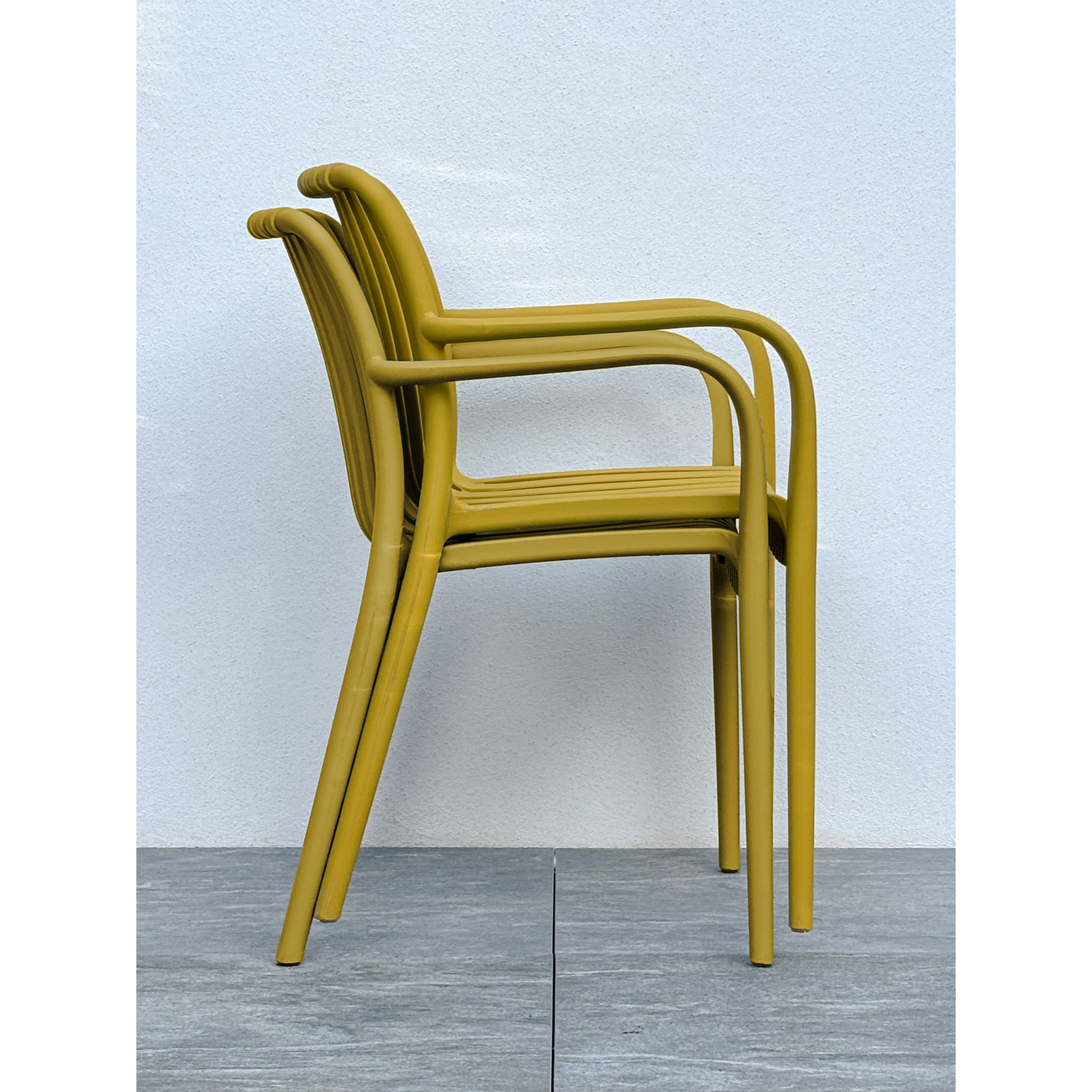 TIAGO - Lot de 2 fauteuils de jardin empilables en Polypropylène moutarde