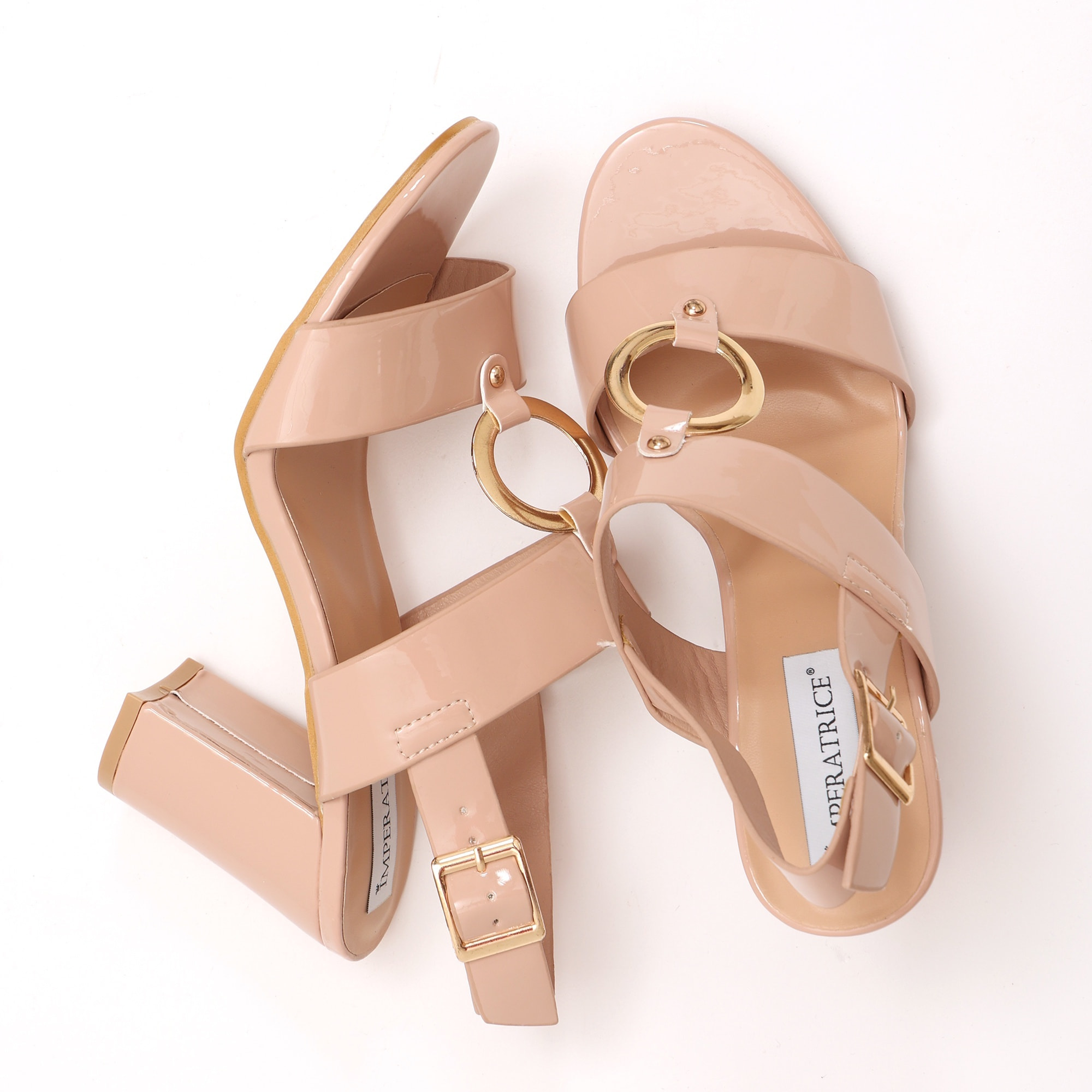 Sandali in simil pelle verniciata con tacco e applicazione color oro