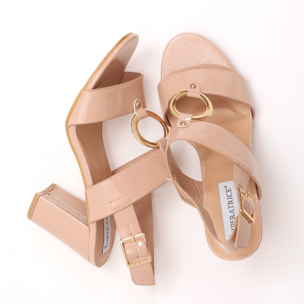 Sandali in simil pelle verniciata con tacco e applicazione color oro