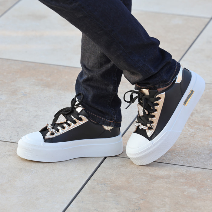 Sneakers in simil pelle con dettagli gioiello