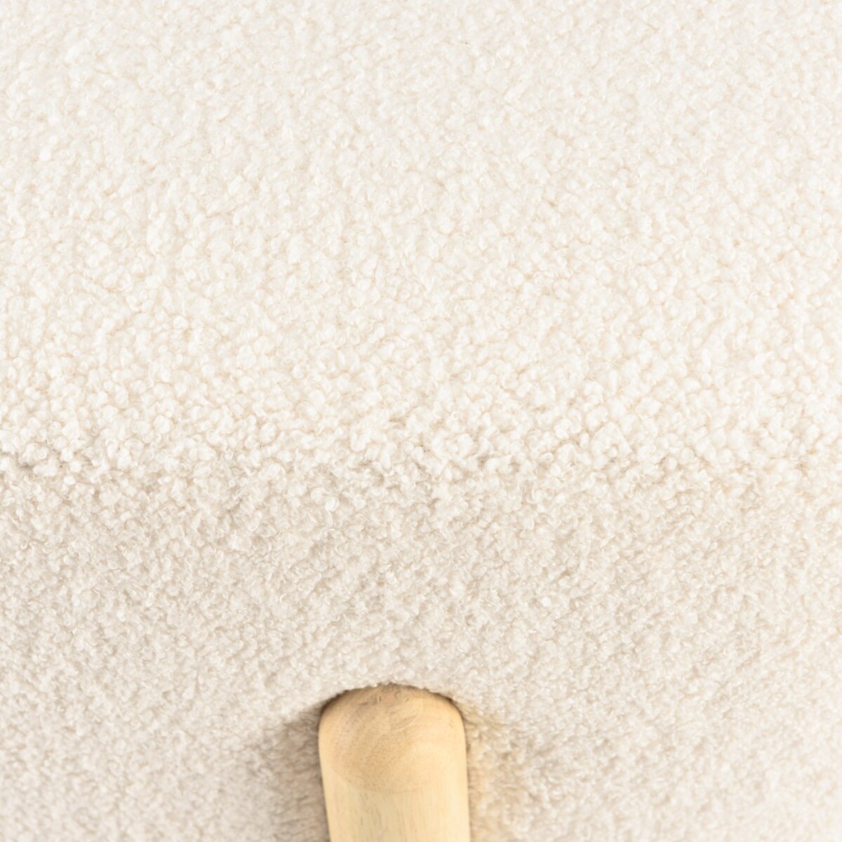 LEOPOLD - Pouf en tissu bouclette écru et pieds bois