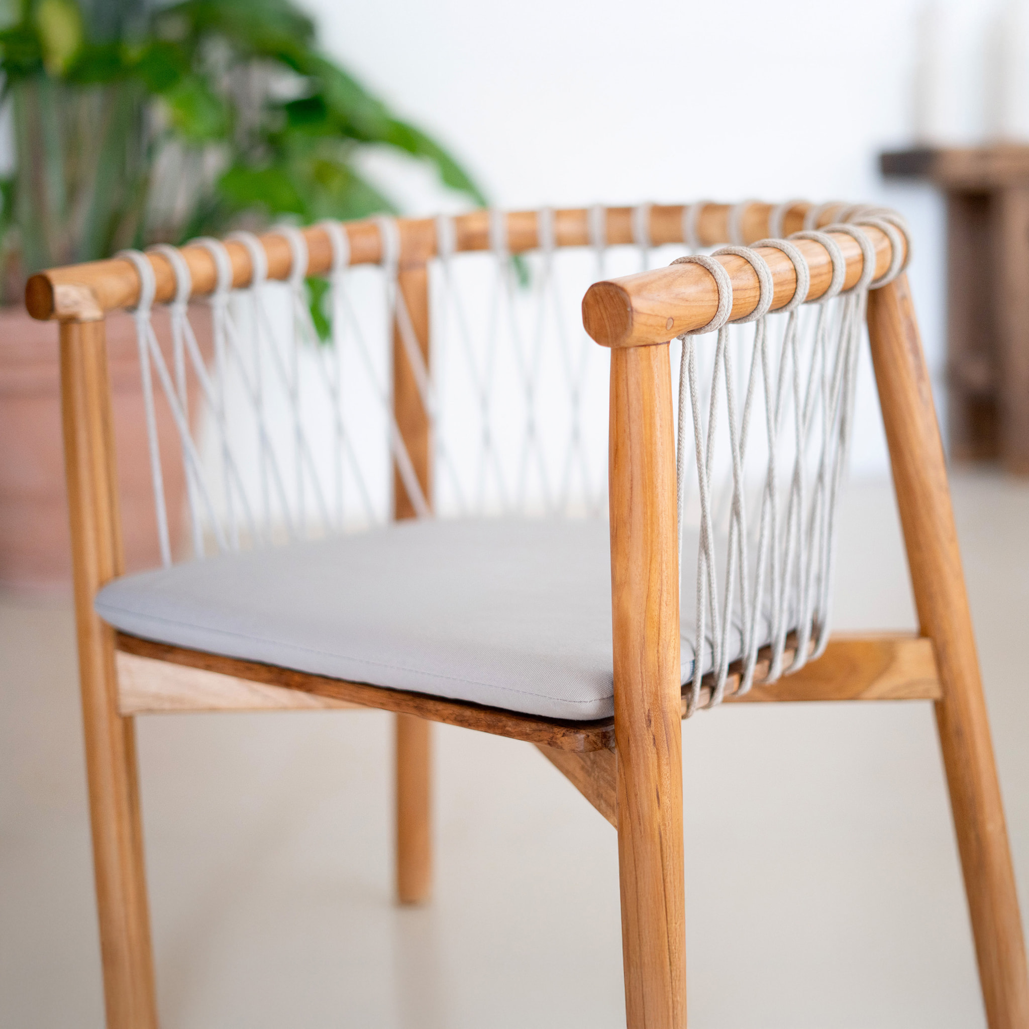 Chaise de jardin Yago en bois de teck et tissu gris clair