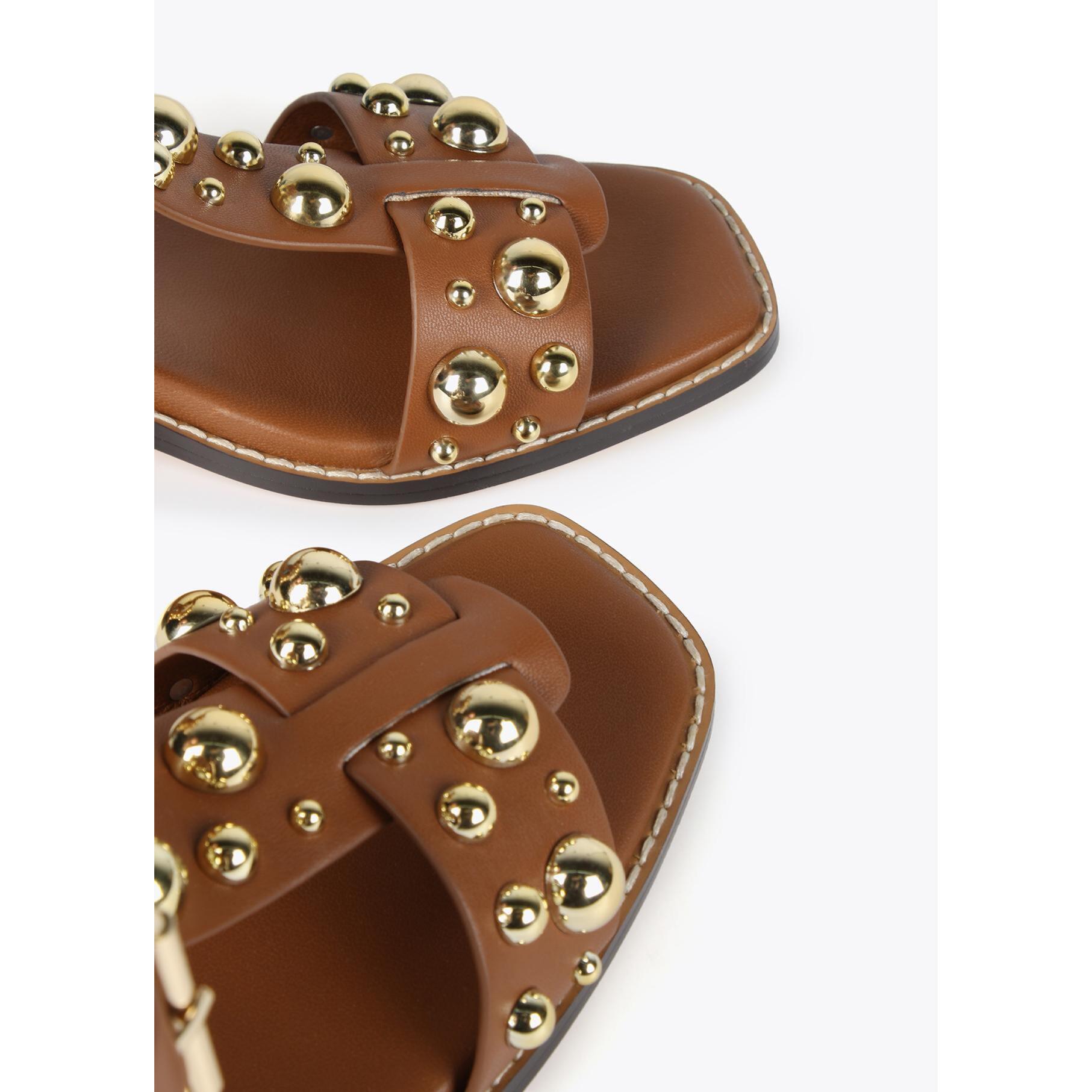 Sandali con tacco e decorazioni in metallo