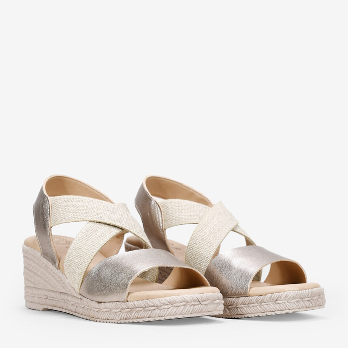 Sandalias doradas en piel con cuña