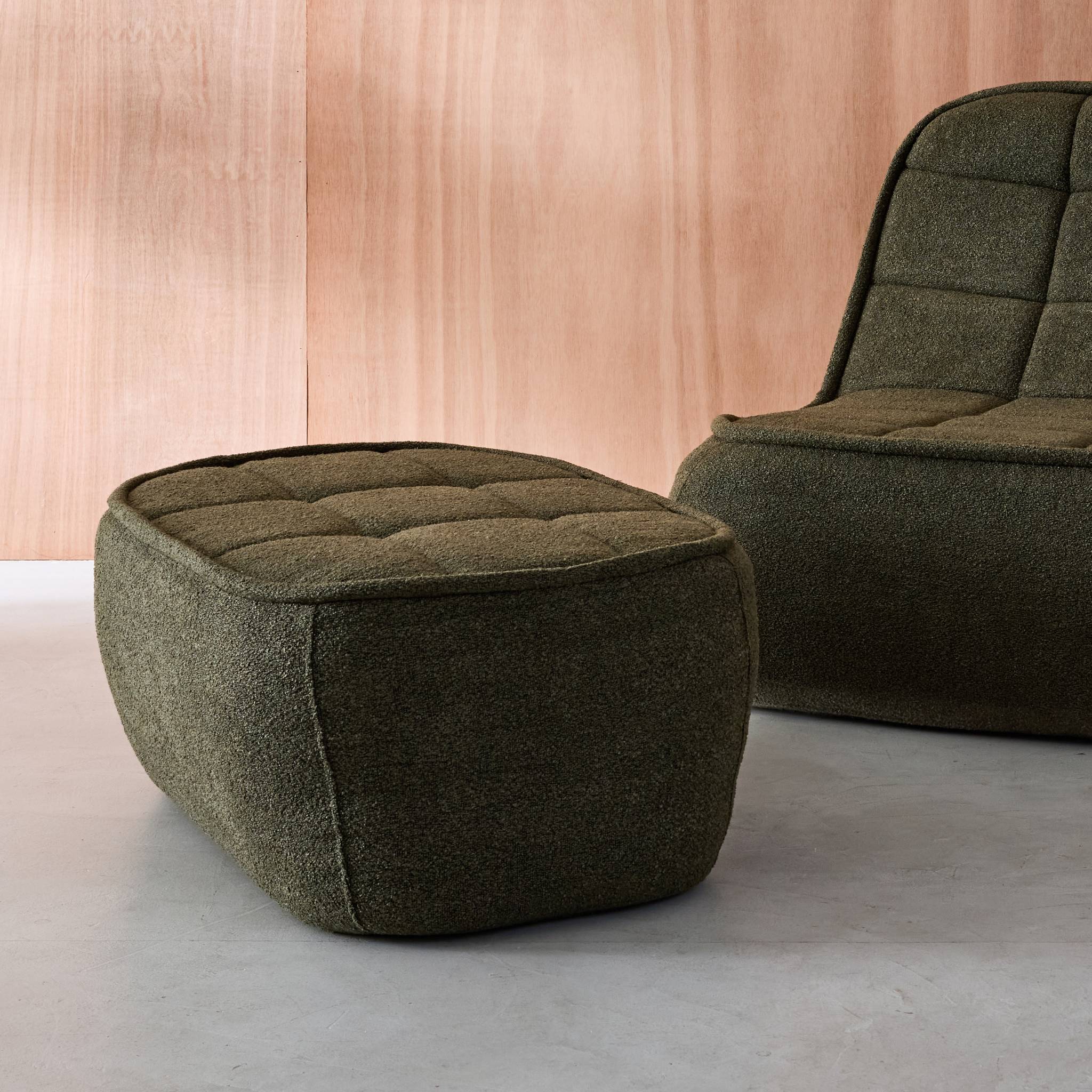 Pouf. repose-pieds pour chauffeuse 1 place Boni bouclette texturée kaki L 91 x P 63 x H 40cm - Boni