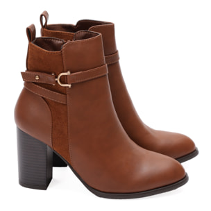 Stivaletti in simil pelle con tacco e fibbia dorata