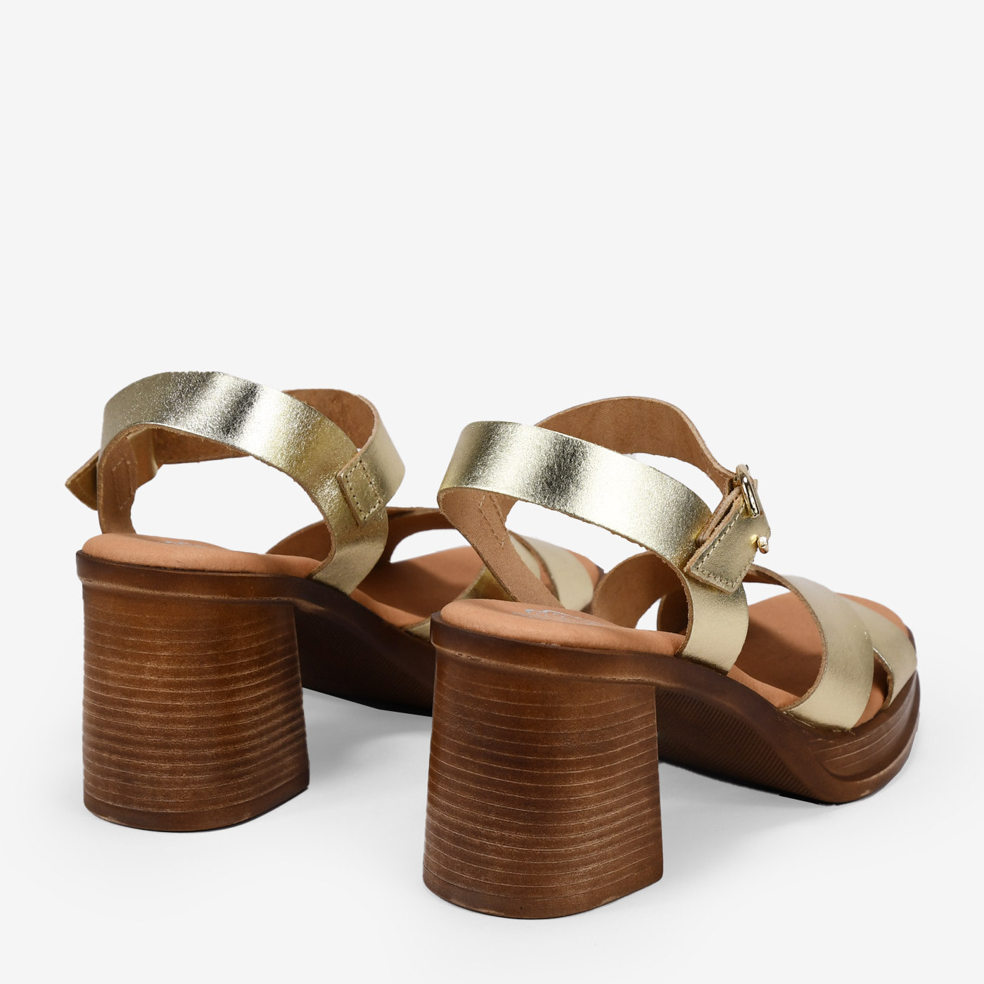 Sandalias de piel doradas con tacón