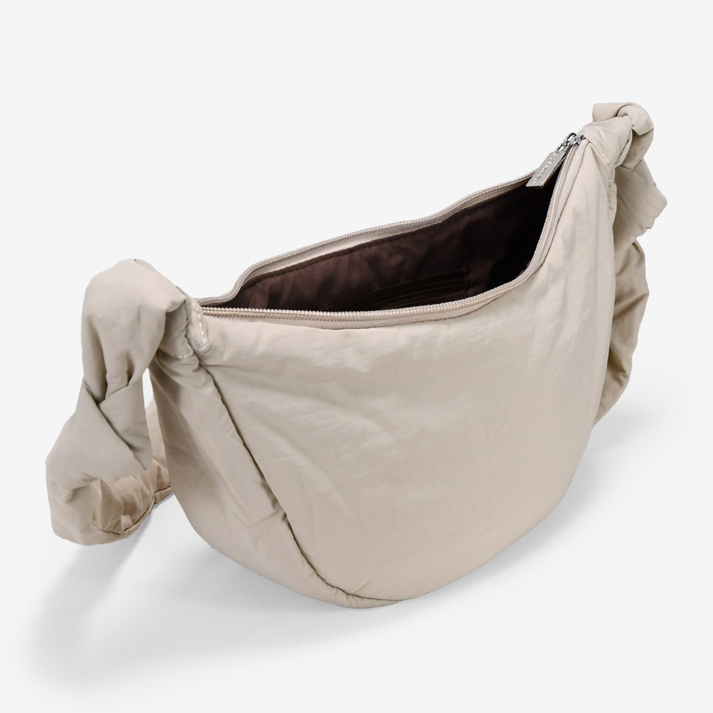 Bolso bandolera beige redondeado con cremallera