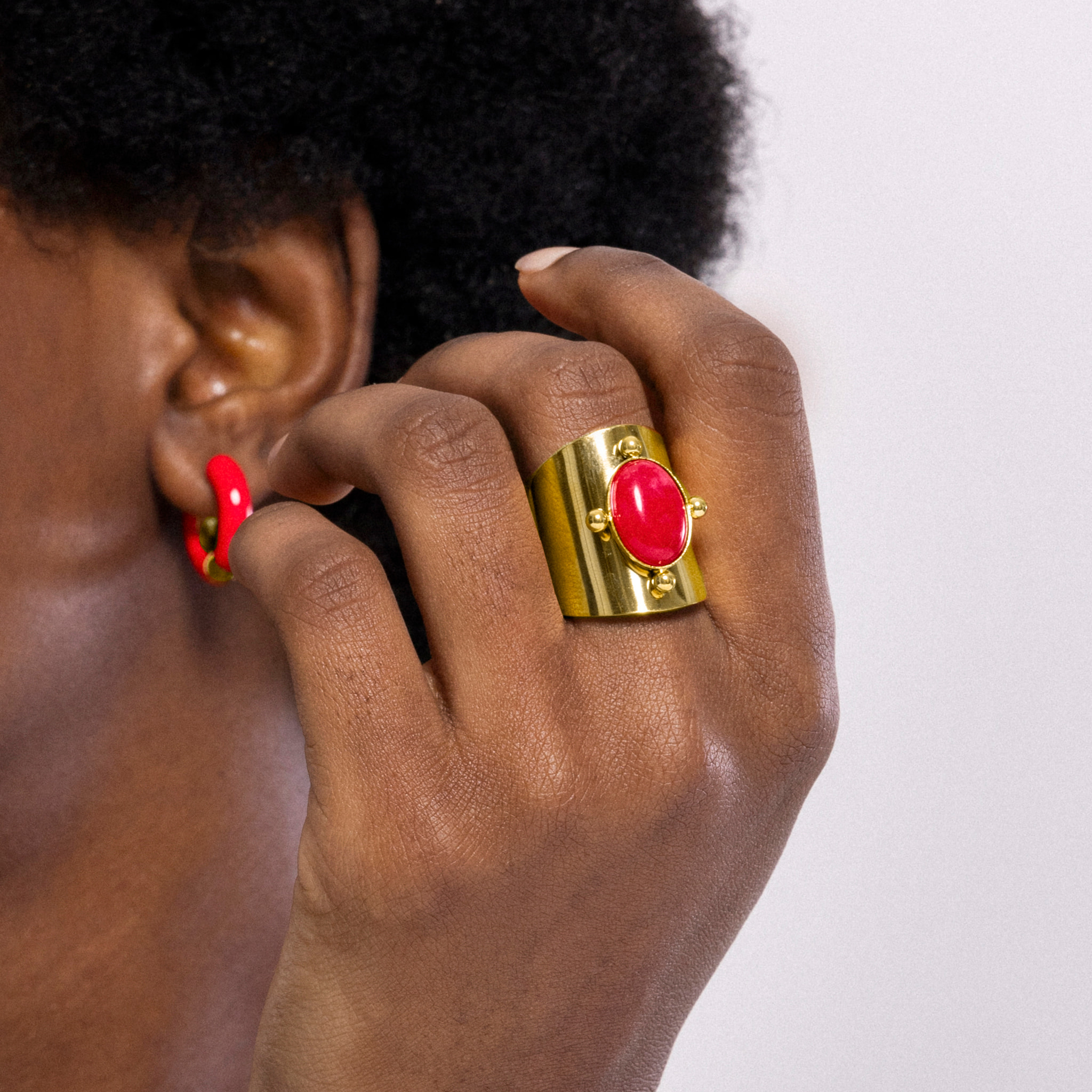 Anillo de Coral acabado en oro amarillo de 18k