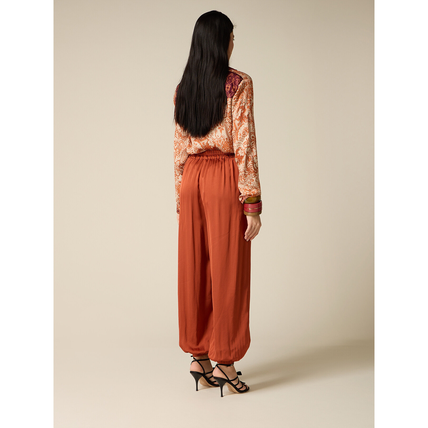 Oltre - Pantalones de raso con elástico en el bajo de las piernas - Naranja sol