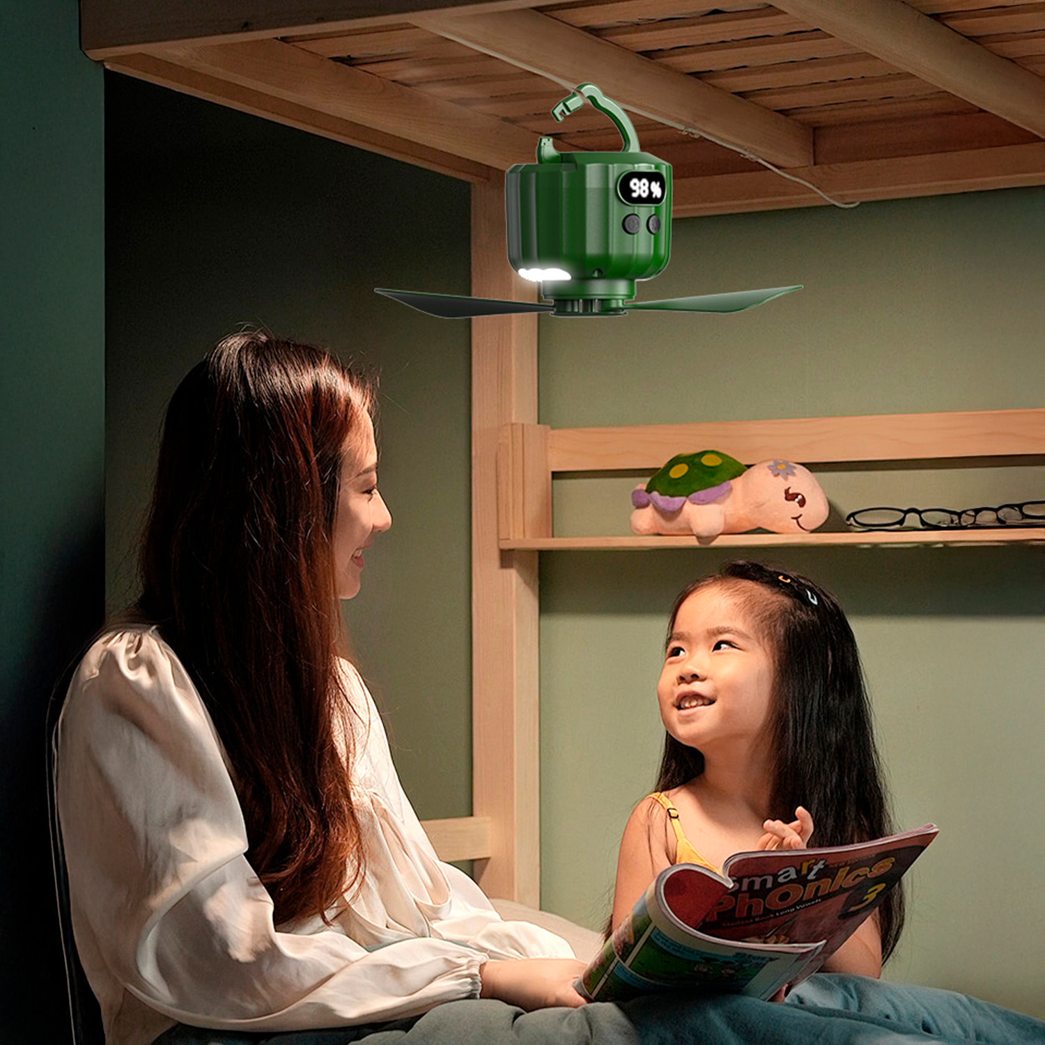 Ventilatore P15 con motore senza spazzole, LED con 12 luci, 3 velocità, 3 livelli di luce e 3 timer. Include telecomando, pale rimovibili e powerbank da 10400 mAh.