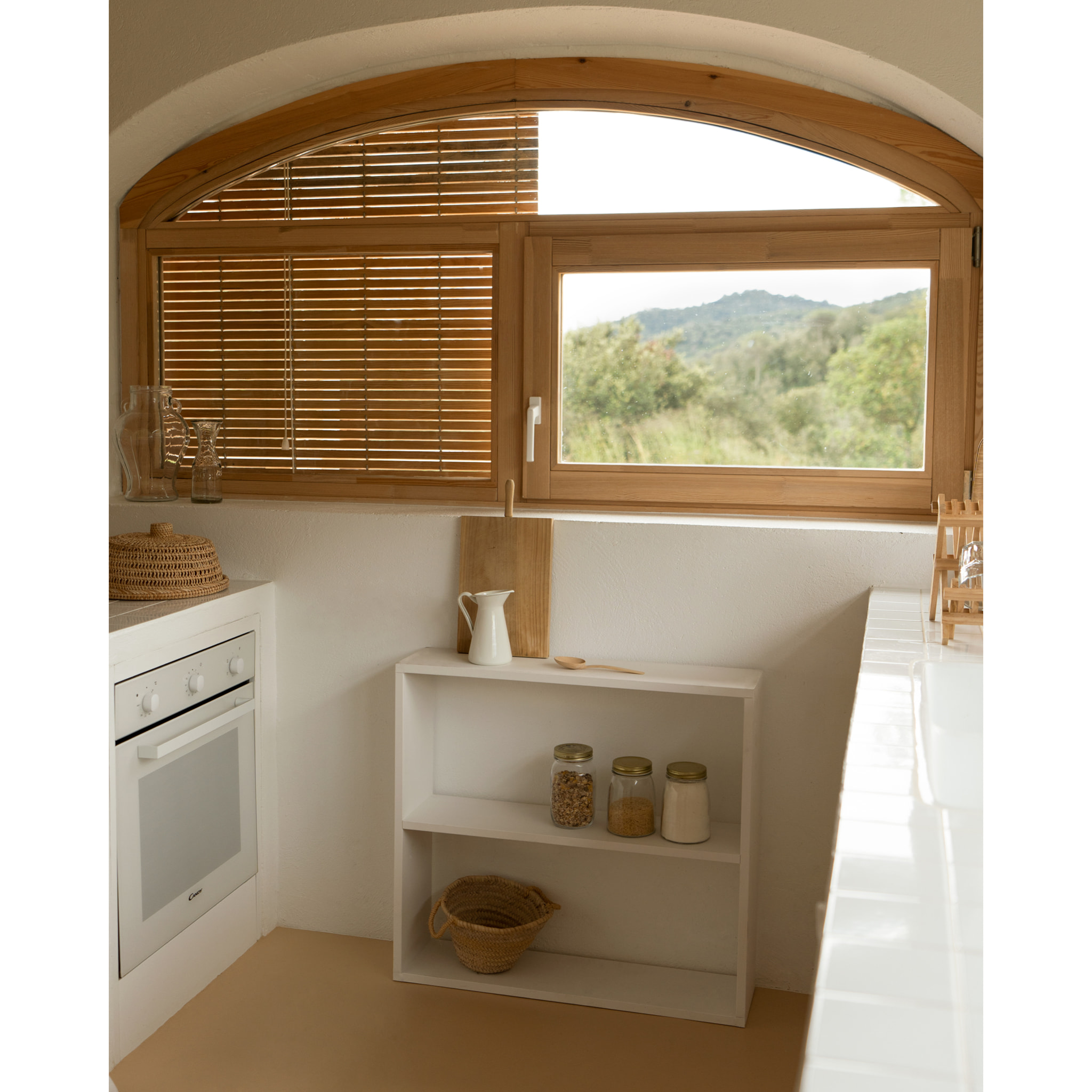 Estantería de madera maciza tono blanco con 1 estante Alto: 74 Largo: 80 Ancho: 20