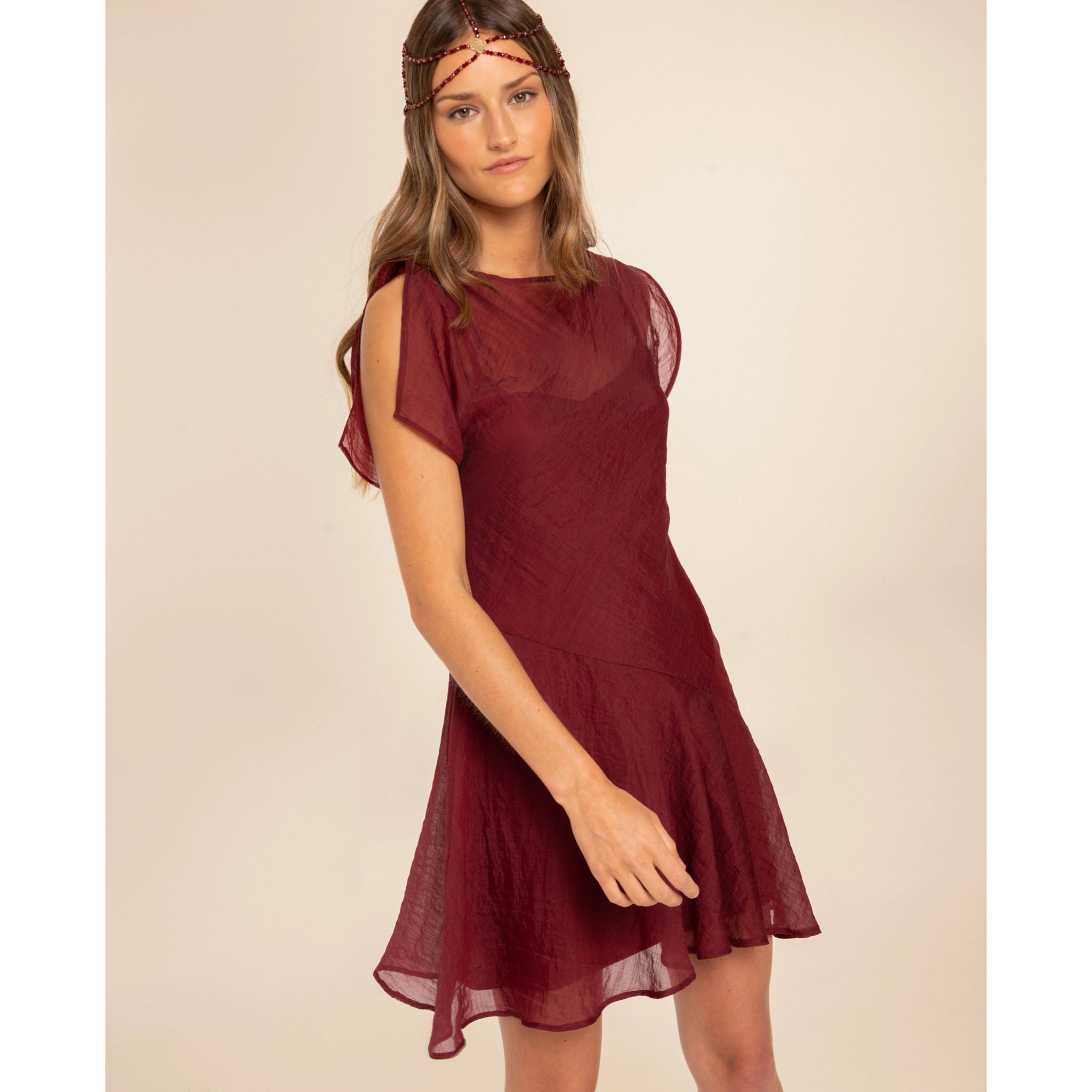Vestido corto de manga corta con falda de vuelo