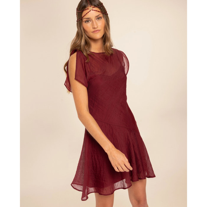 Vestido corto de manga corta con falda de vuelo