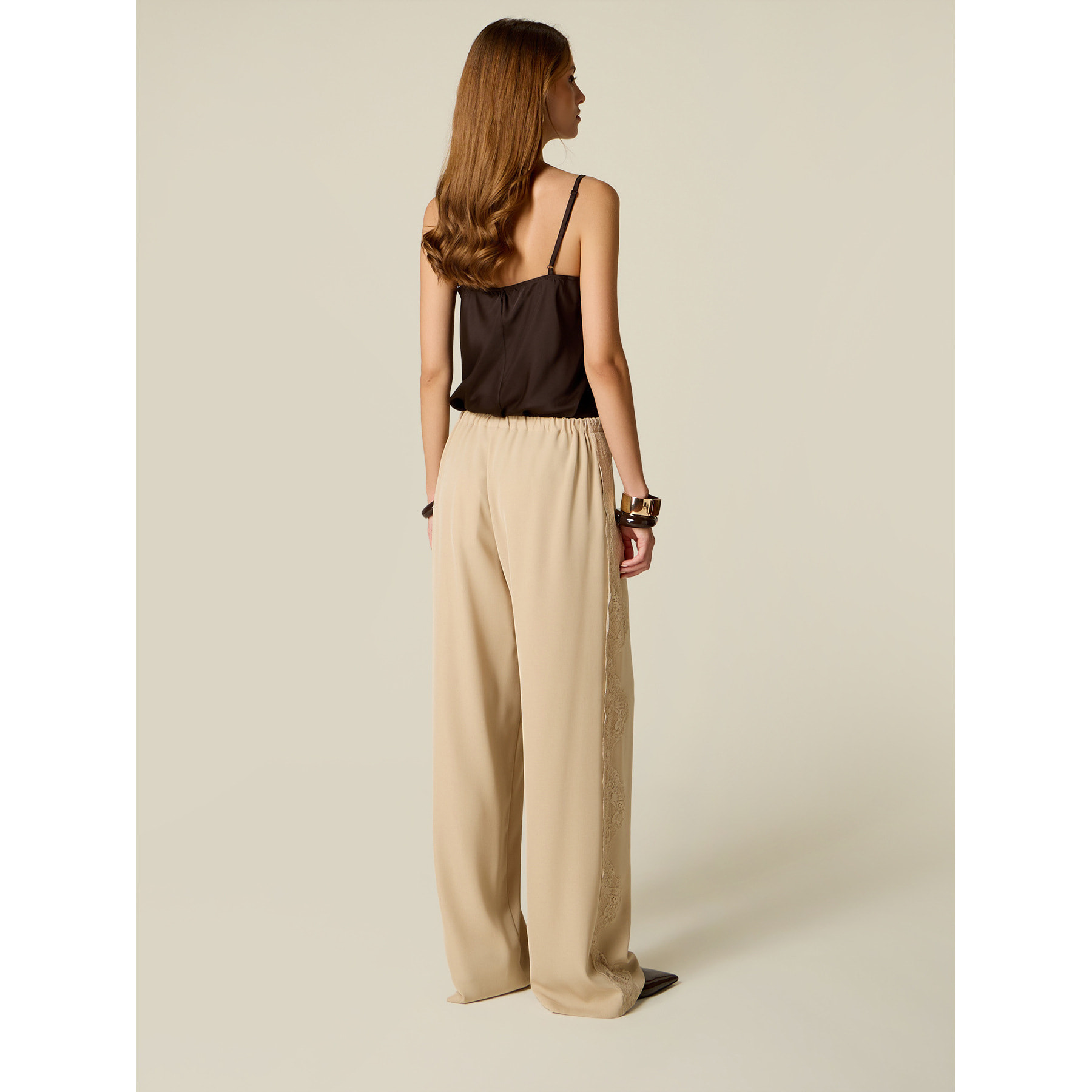 Oltre - Pantalones palazzo con detalles de encaje floral - Beige
