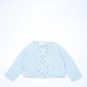 Chaqueta de punto azul bebe. Detalle en el centro y dos botones en la parte superior.