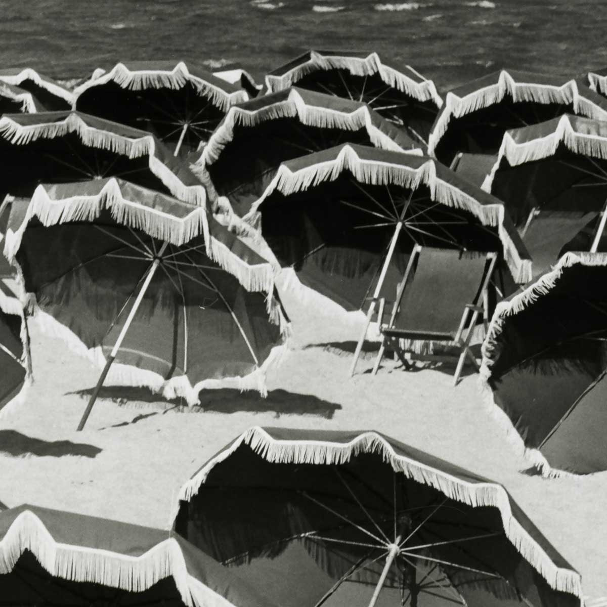 Affiche Photo d'Art - sun Umbrellas on a Beach, 1960 Affiche sous cadre bois