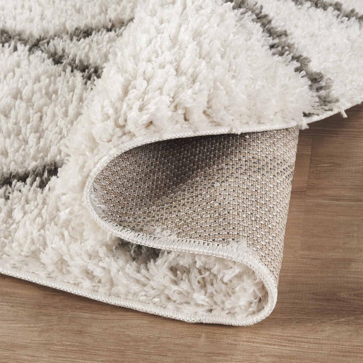 Tapis Shaggy longues mêches et aux motifs traditionnels Berbères