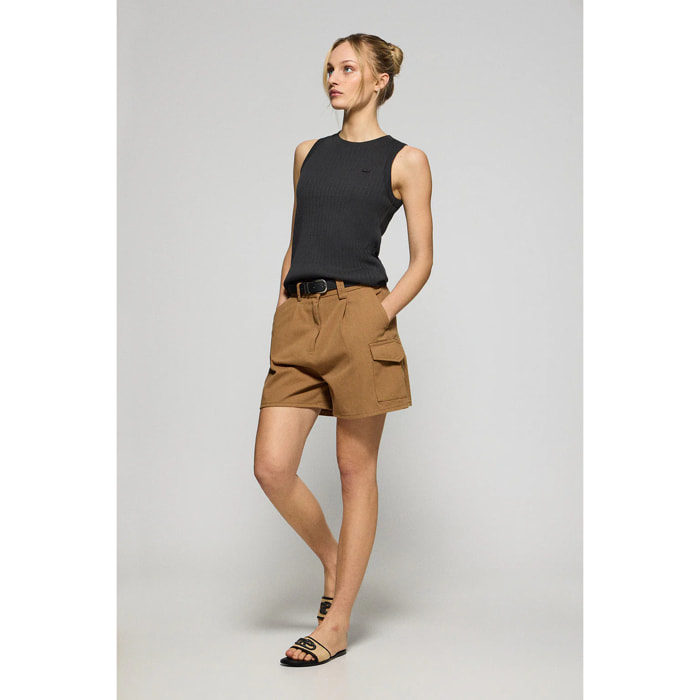 Camiseta top Tamika negra acanalada con detalle de botón nacarado Polo Club