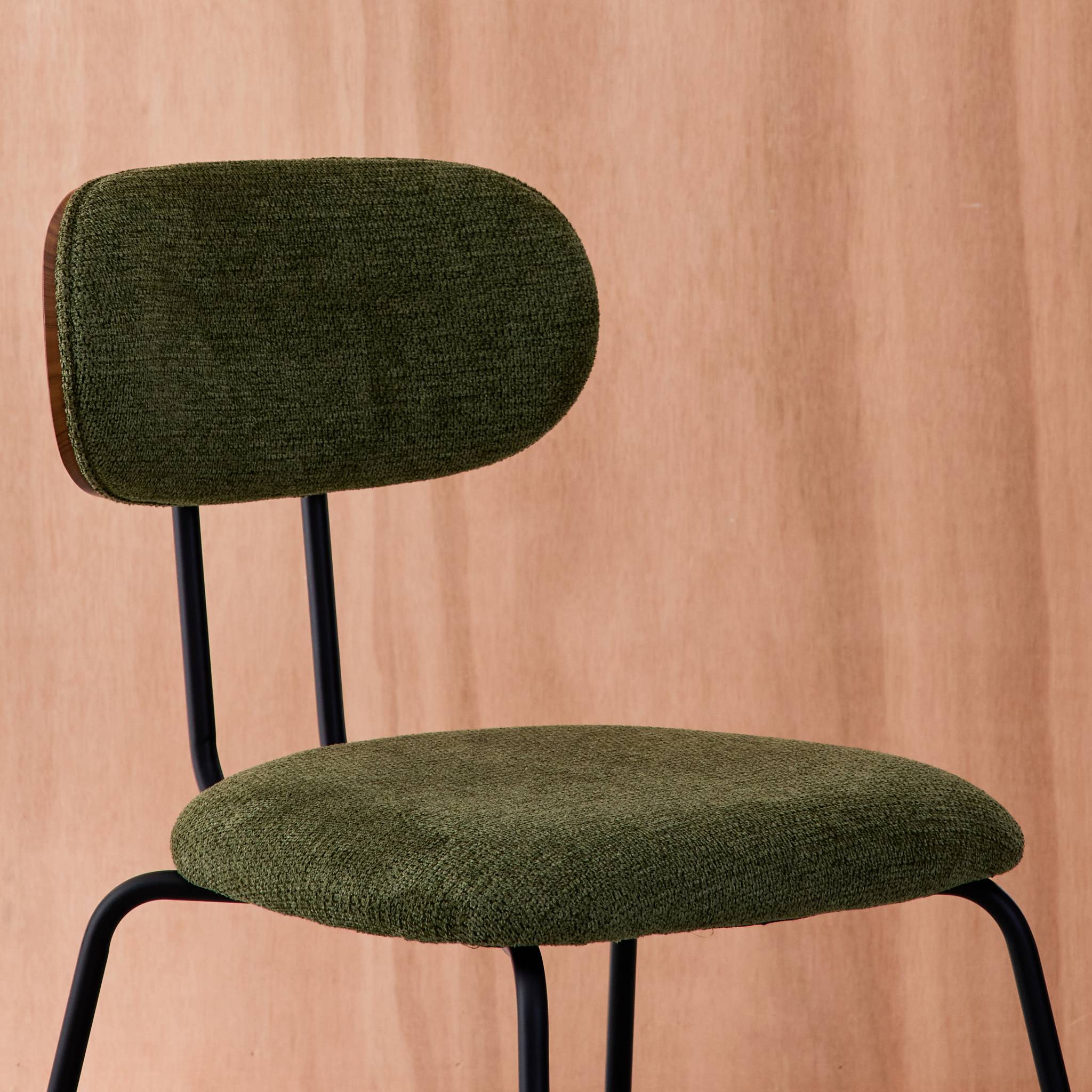 Chaise décor bois courbé teinté noyer et tissu déperlant pieds métal noir (lot de 2) ERIN