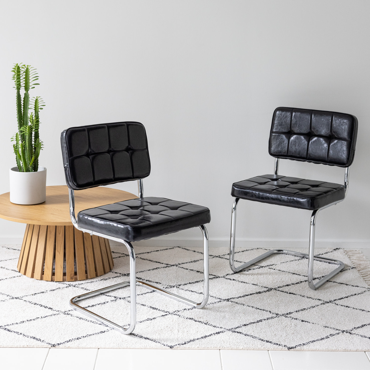 Lot de 2 chaises cantilever en simili noir MARIA