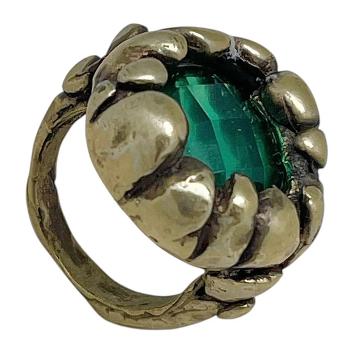 Anillo esmeralda chapado dorado-latón en forma solitario relieve artesano manual. Diseño único Gloria Mago