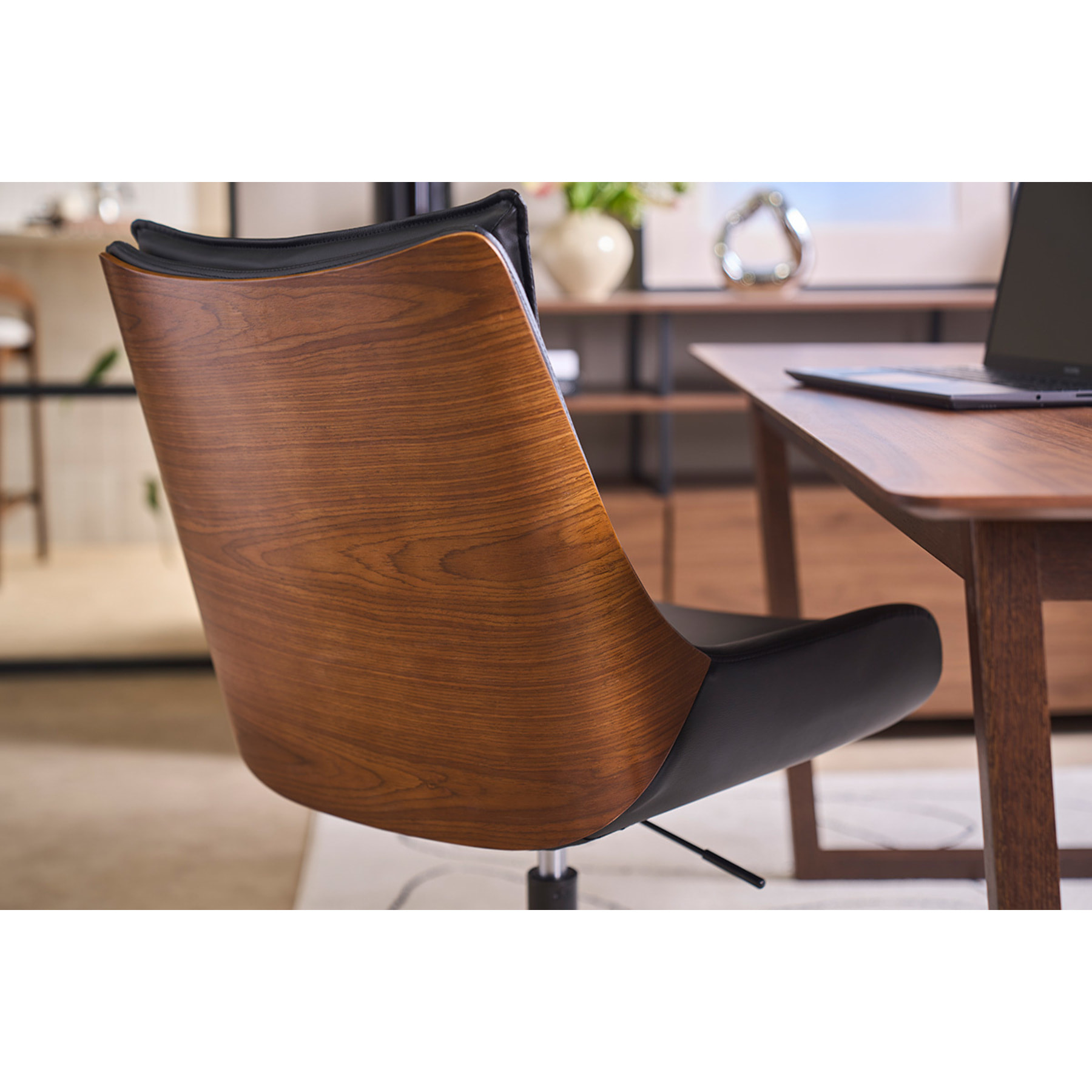 Chaise de bureau à roulettes noire et bois foncé BLAISE
