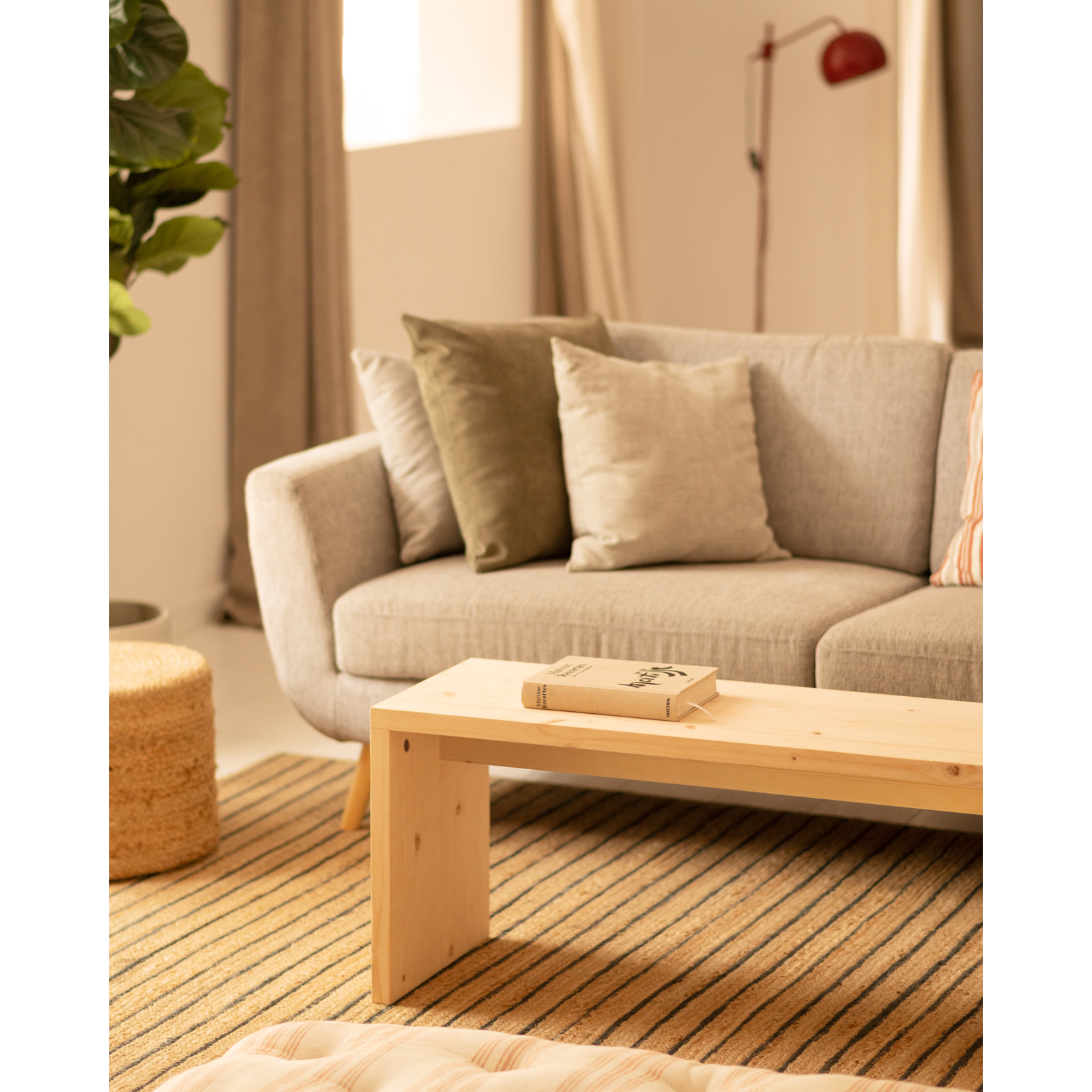 Table basse en bois massif ton naturel de 110x45x35cm Hauteur: 45 Longueur: 110 Largeur: 35