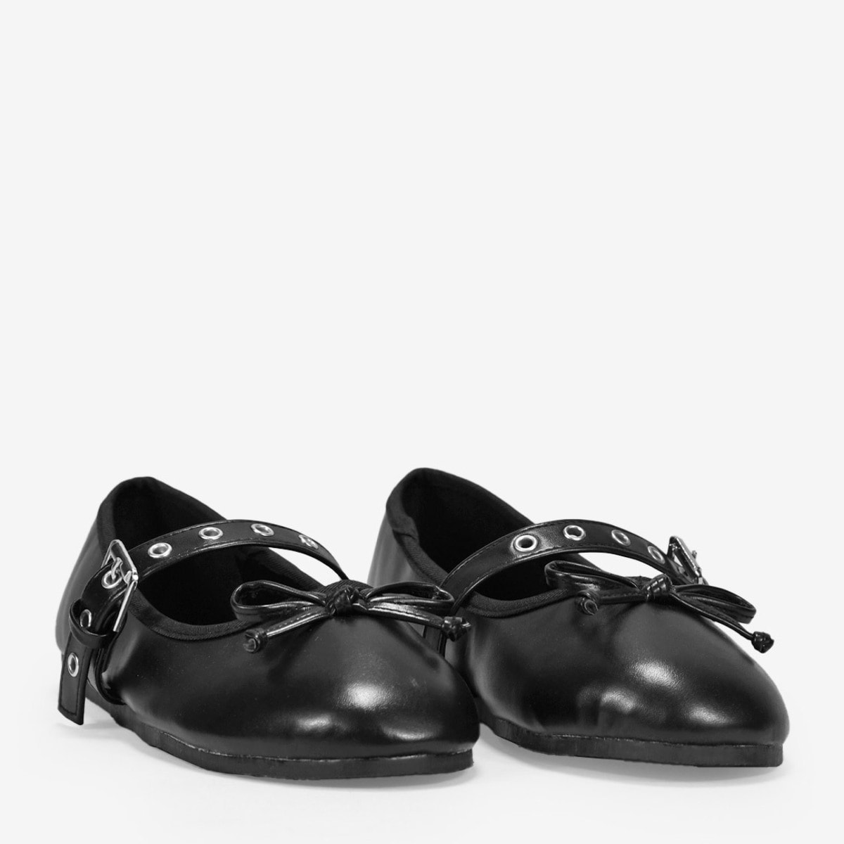 Bailarinas negras con tachas y lazo