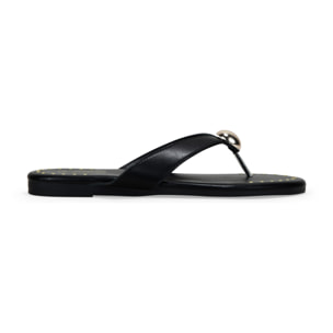 Sandalias de dedo negras planas con metal y tachuelas