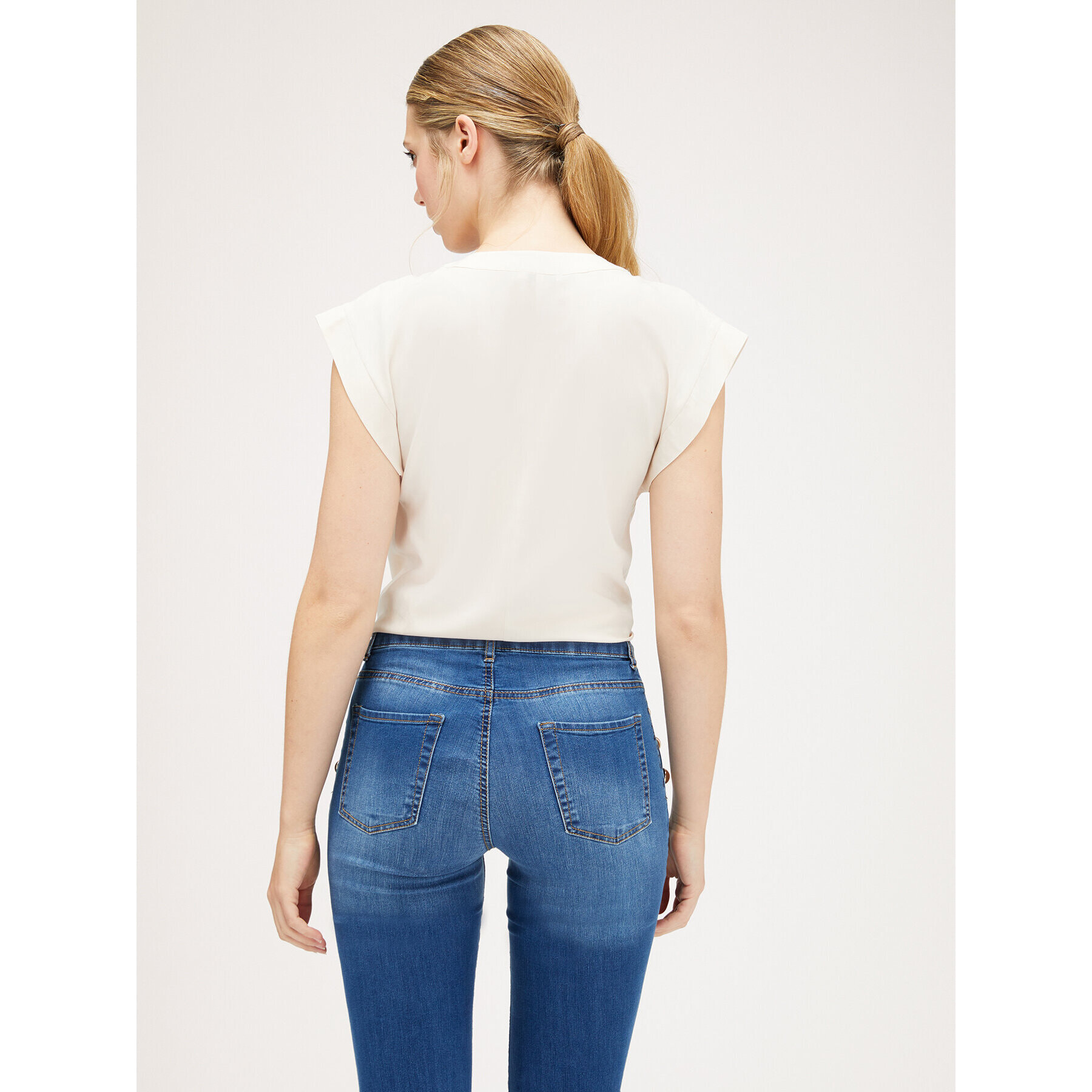 Motivi - Blusa con escote de pico de viscosa - Blanco