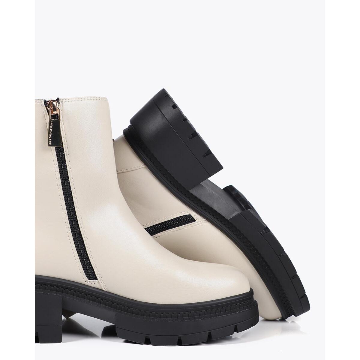 Stivaletto con Suola Track e Dettagli Metallici