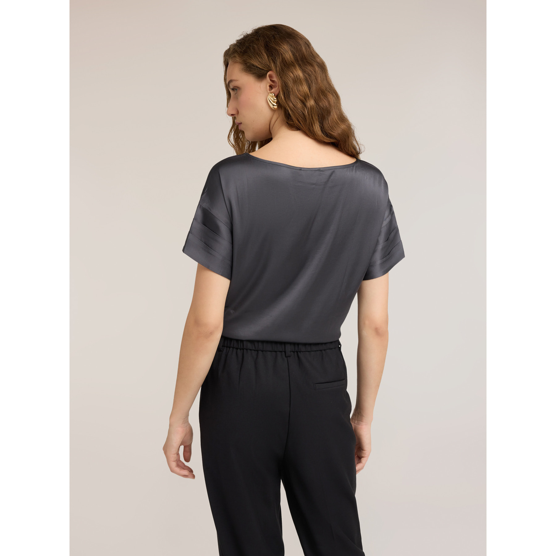 Motivi - Blusa de satén con mangas de pétalo - Gris